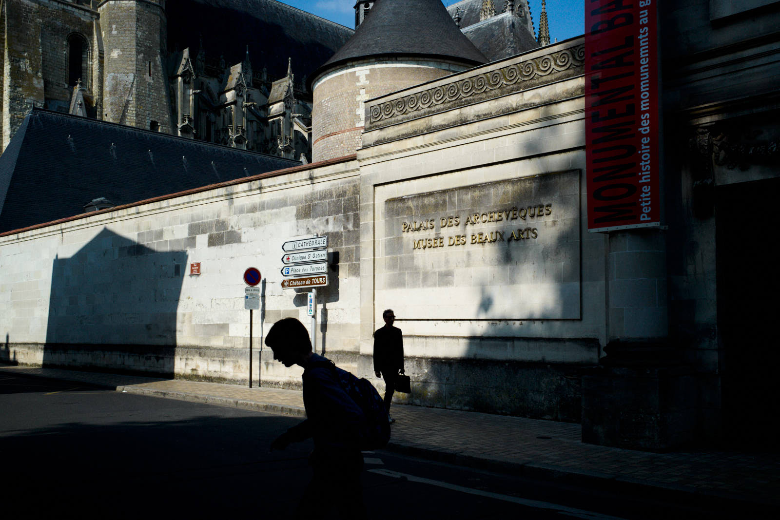 two silhouettes in front of the beaux arts museum in tours france