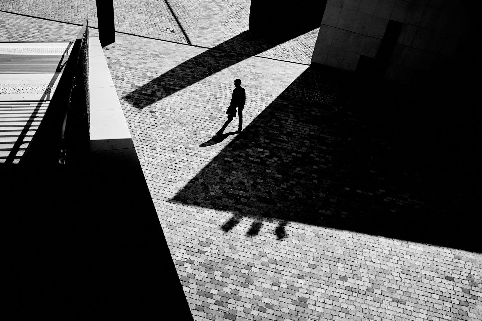 street photography silhouette shadows and graphics