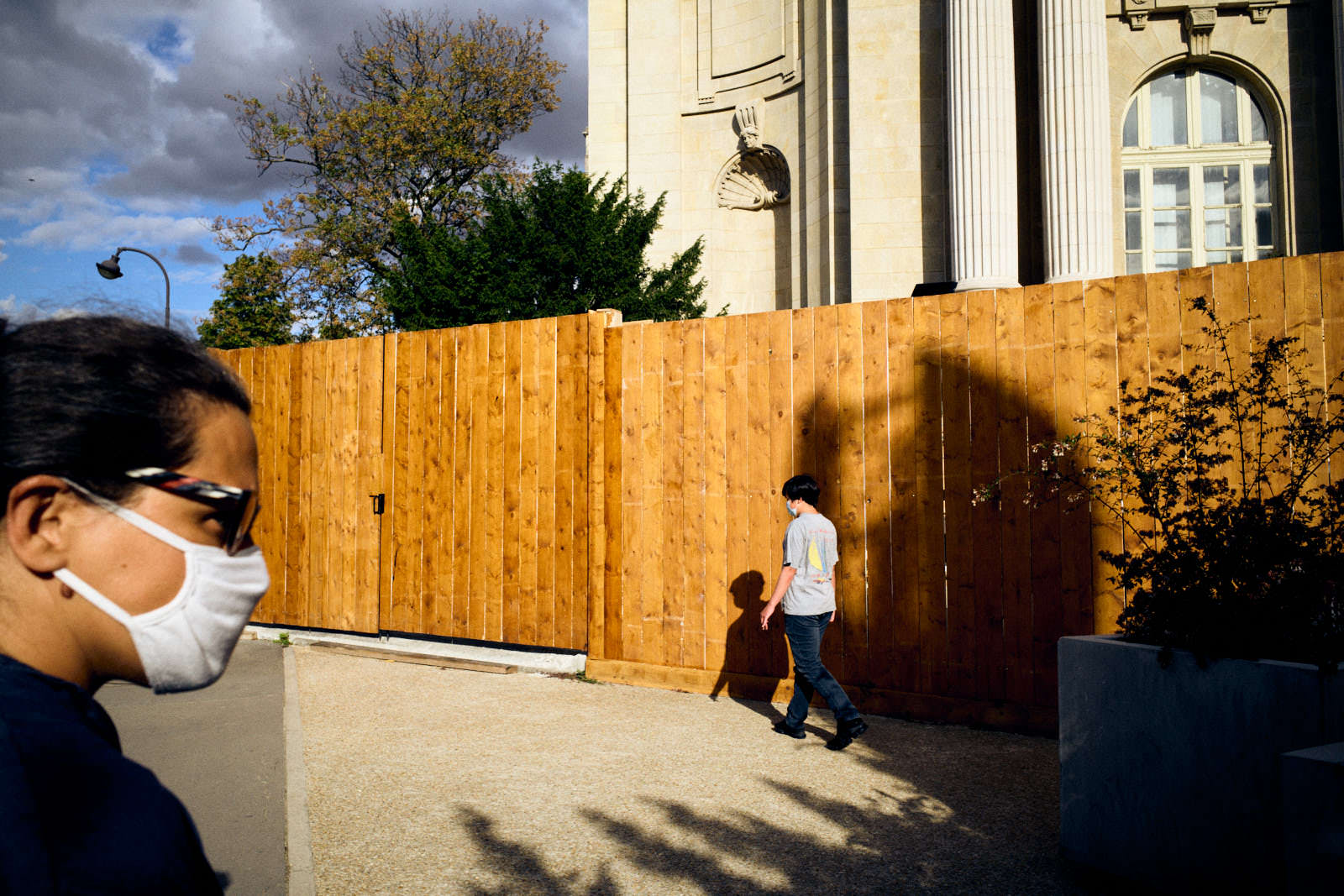 street photography in paris people with face masks