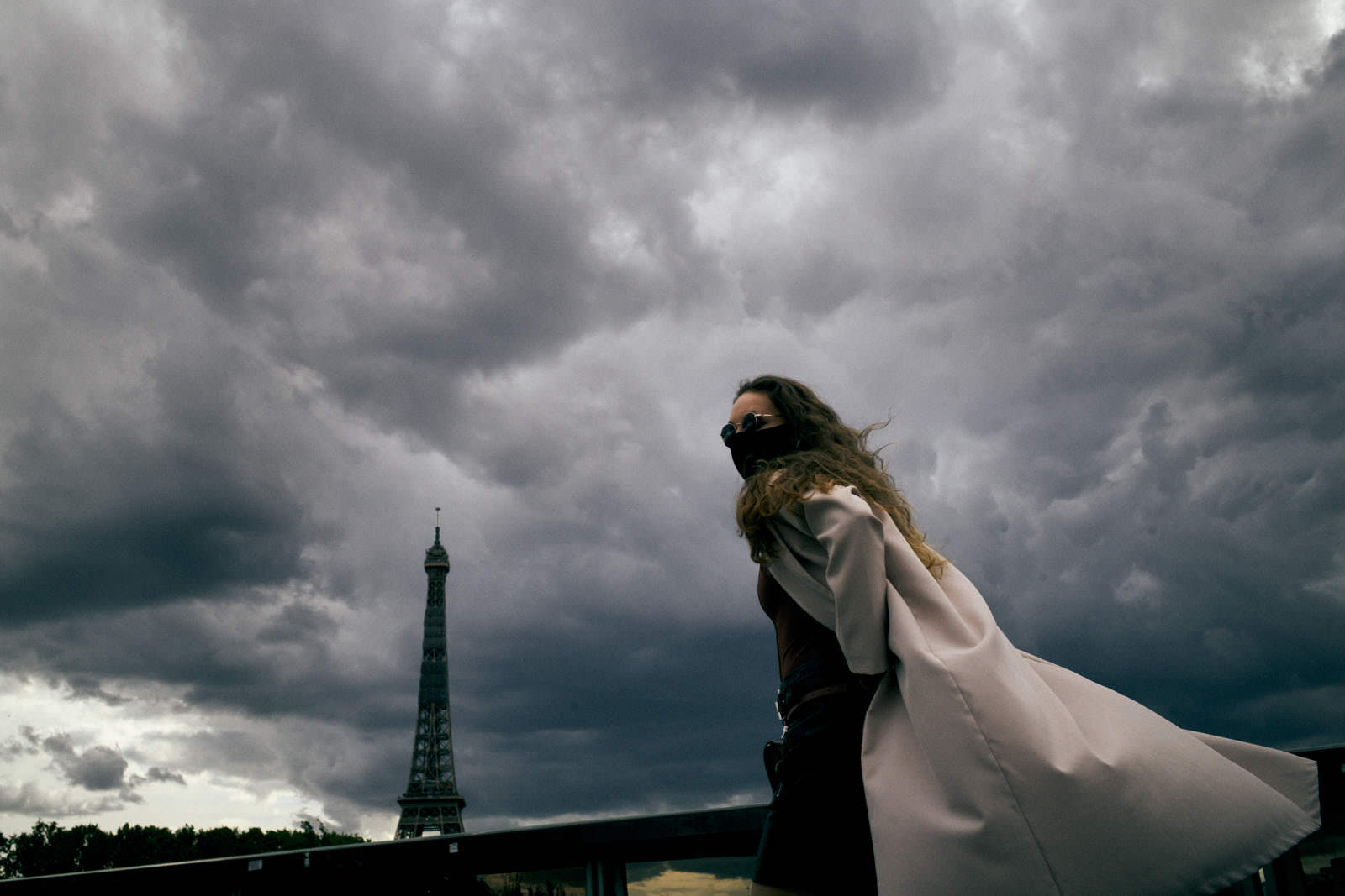 woman with face mask with the eiffel tower in the background