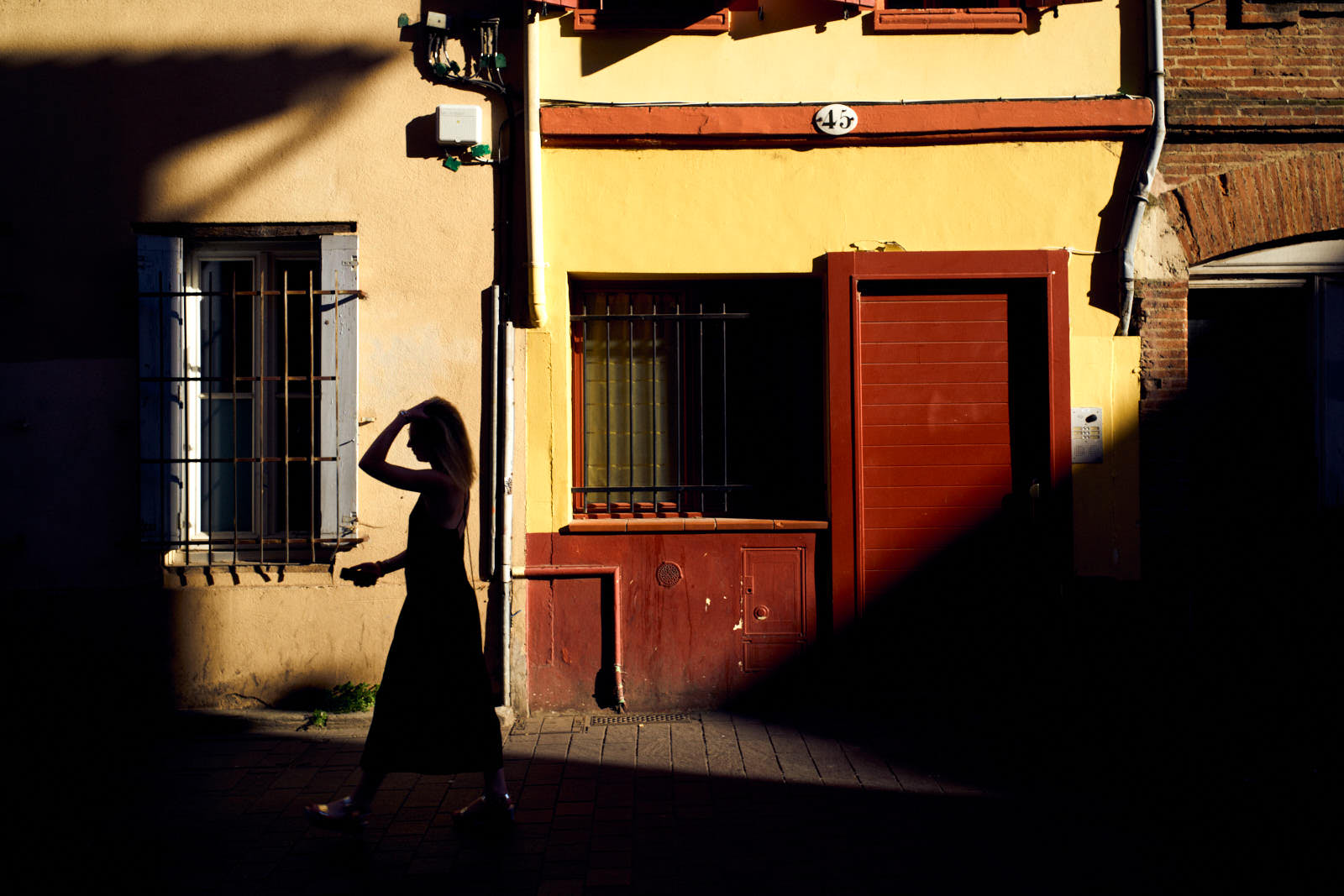 silhouette in front a colorful wall in toulouse